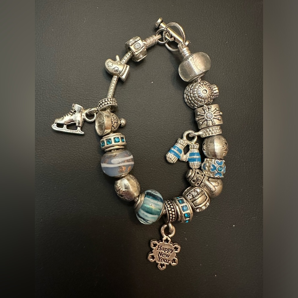 Willabee And Ward “Happy New Year” Charm Bracelet Size 8”